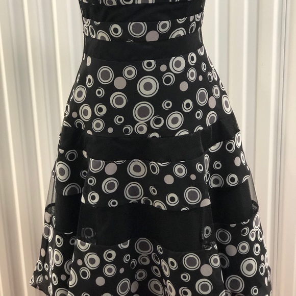 Pamella Roland Elegant Strapless Fit & Flare Silhouette. Preloved - Picture 3 of 10